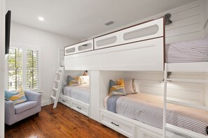 5 bedrooms, free WiFi, bed sheets