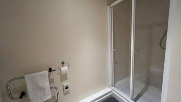 Leilighet | Bad | Dusj, hårføner, håndklær og såpe