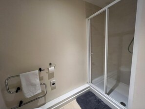 อพาร์ทเมนท์ | ห้องน้ำ | ฝักบัว, ไดร์เป่าผม, ผ้าเช็ดตัว, สบู่