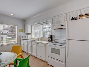 冰箱、微波炉、烤箱、炉灶