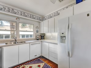 冰箱、微波炉、烤箱、炉灶