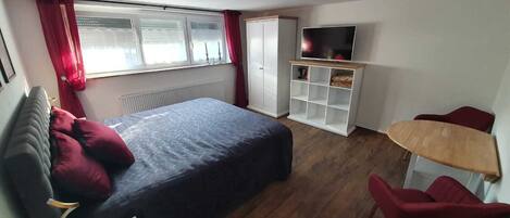 2 bedrooms, travel crib, free WiFi, bed sheets