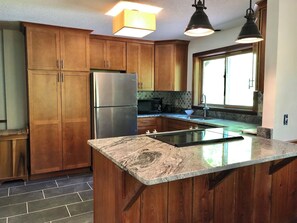 Fridge, microwave, oven, stovetop - The Holiday House @ Hideaway Point (Bryson City)