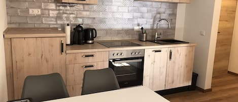 Fridge, oven, stovetop, dishwasher