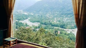 A room with a view of a valley and mountains. - Olimbera Köy Evi (Arhavi)