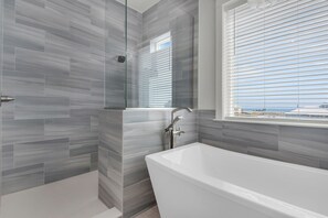 Combined shower/tub, towels - Blue Chair | 🚤 Boater’s Paradise | Pool | Dock | Outdoor Bar | Pet Friendly    🐾 (Navarre)