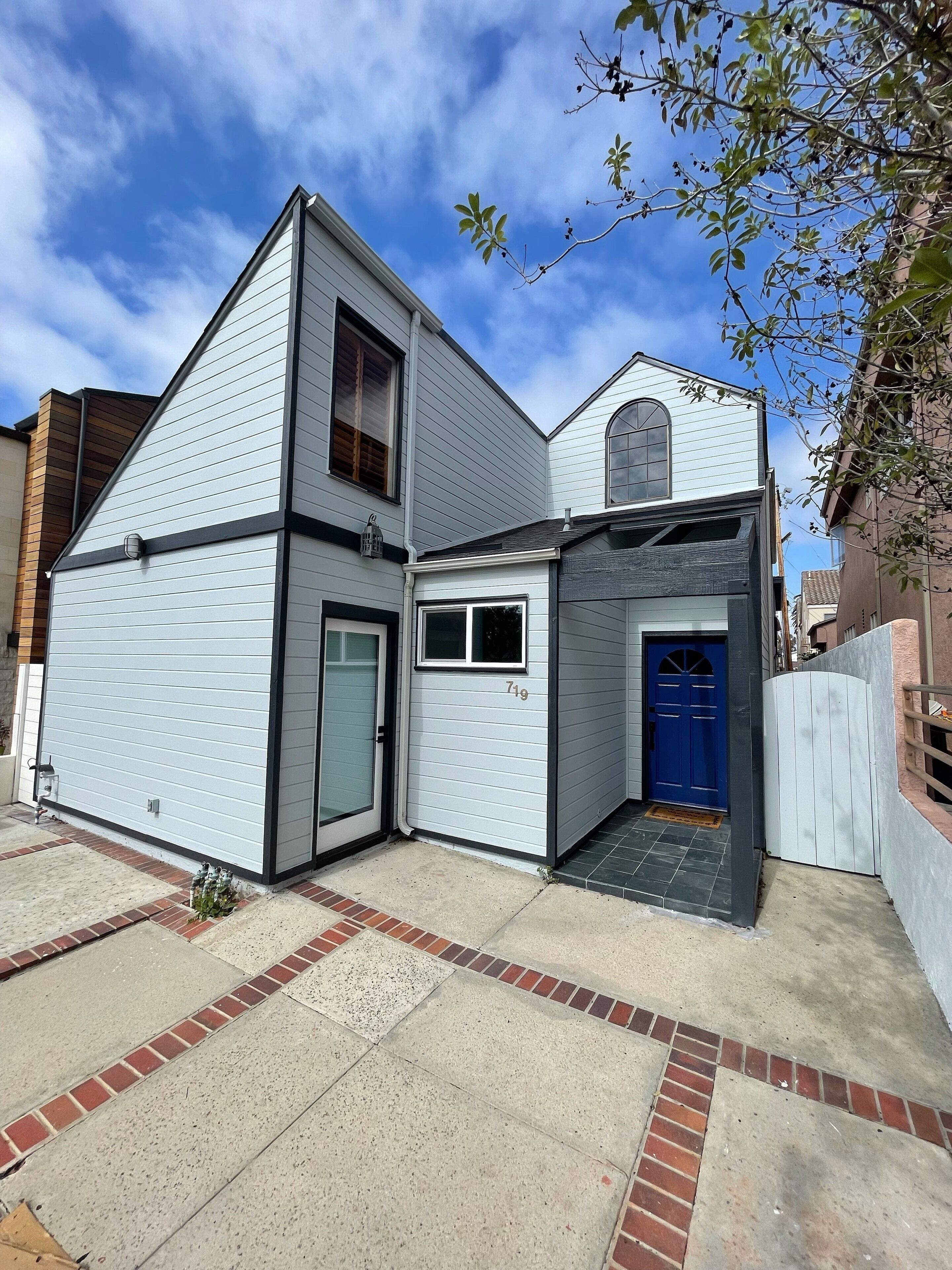 Beach House <br>Walk to Carona Del Mar State Beach! Cozy ultra stylish 3bds house.