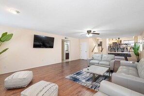 TV - Phoenix|Getaway|5BR|Pool|KingBeds|StringLights (Phoenix)