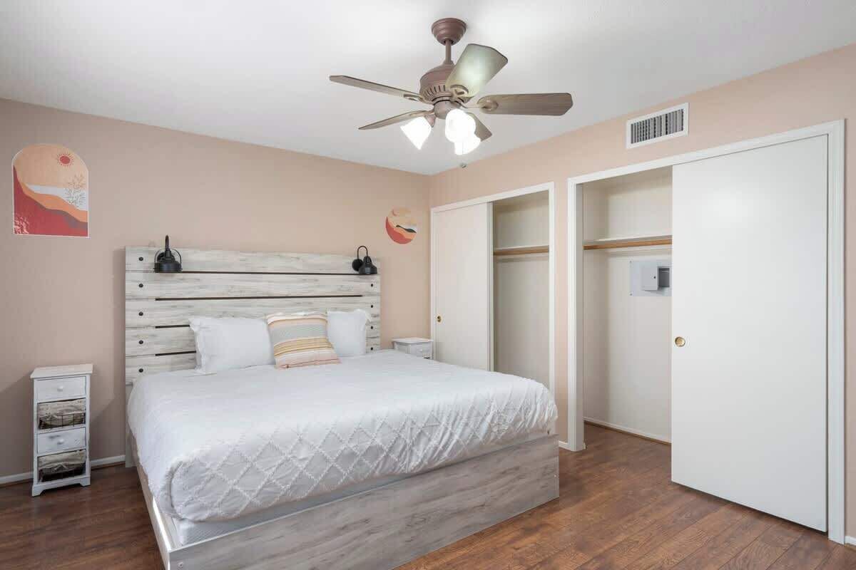 5 bedrooms, iron/ironing board, WiFi, bed sheets