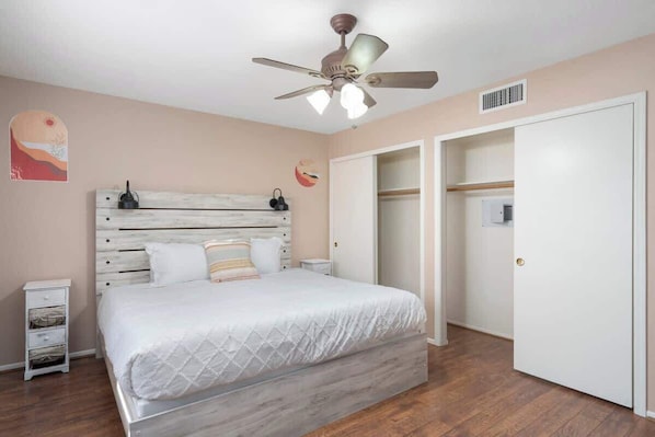 5 bedrooms, iron/ironing board, WiFi, bed sheets - Phoenix Getaway w/ Pool & 5 BR (Phoenix)