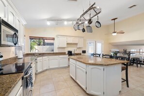 Fridge, microwave, oven, stovetop - Phoenix|Getaway|5BR|Pool|KingBeds|StringLights (Phoenix)