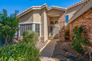 Exterior - Phoenix|Getaway|5BR|Pool|KingBeds|StringLights (Phoenix)