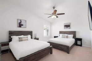 5 bedrooms, iron/ironing board, WiFi, bed sheets - Phoenix Getaway w/ Pool & 5 BR (Phoenix)