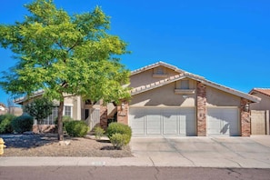 Exterior - Phoenix Getaway w/ Pool & 5 BR (Phoenix)