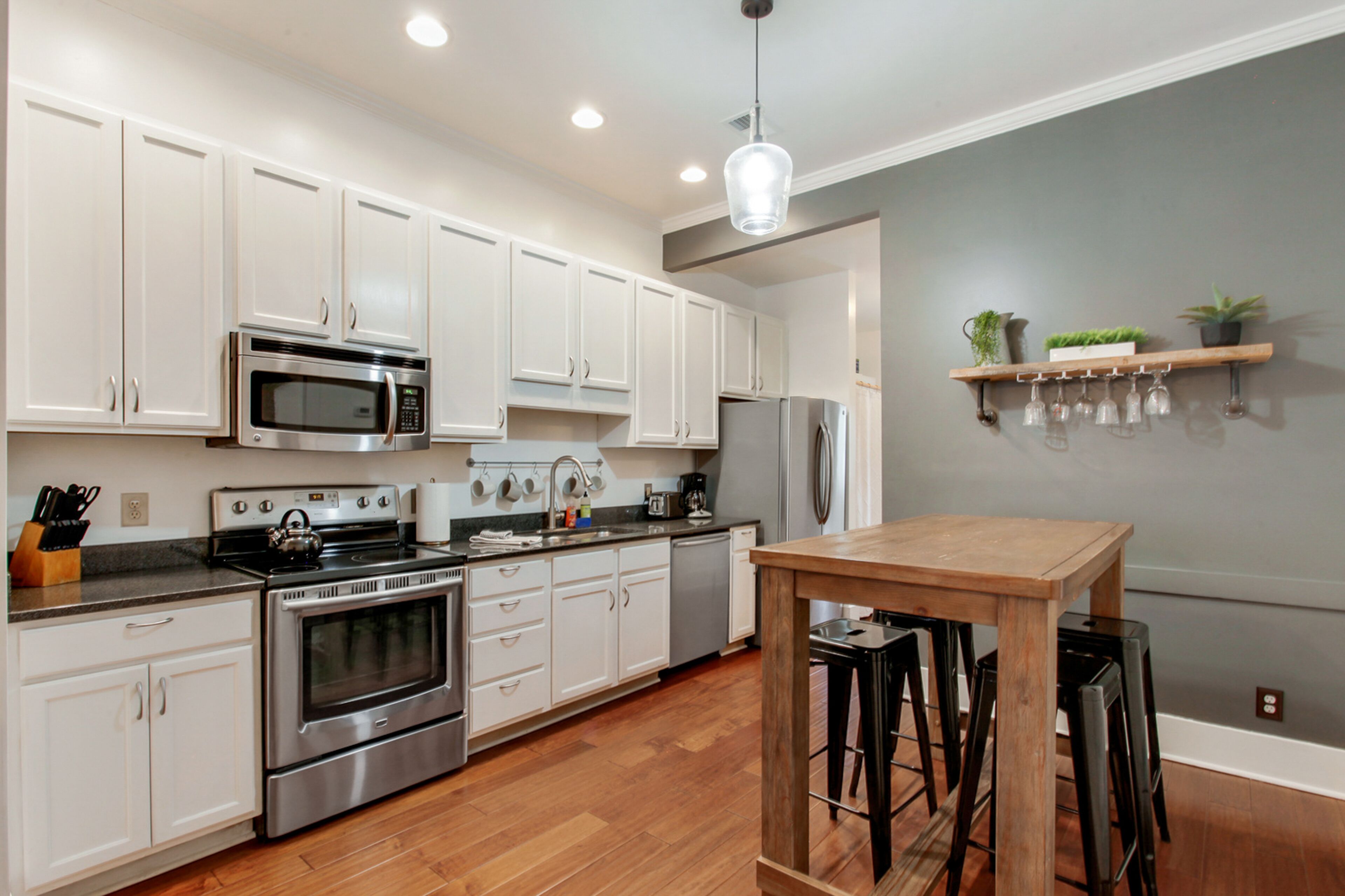 Dreamy West Victorian townhome - private patio, dogs ok, blocks to Forsyth Park