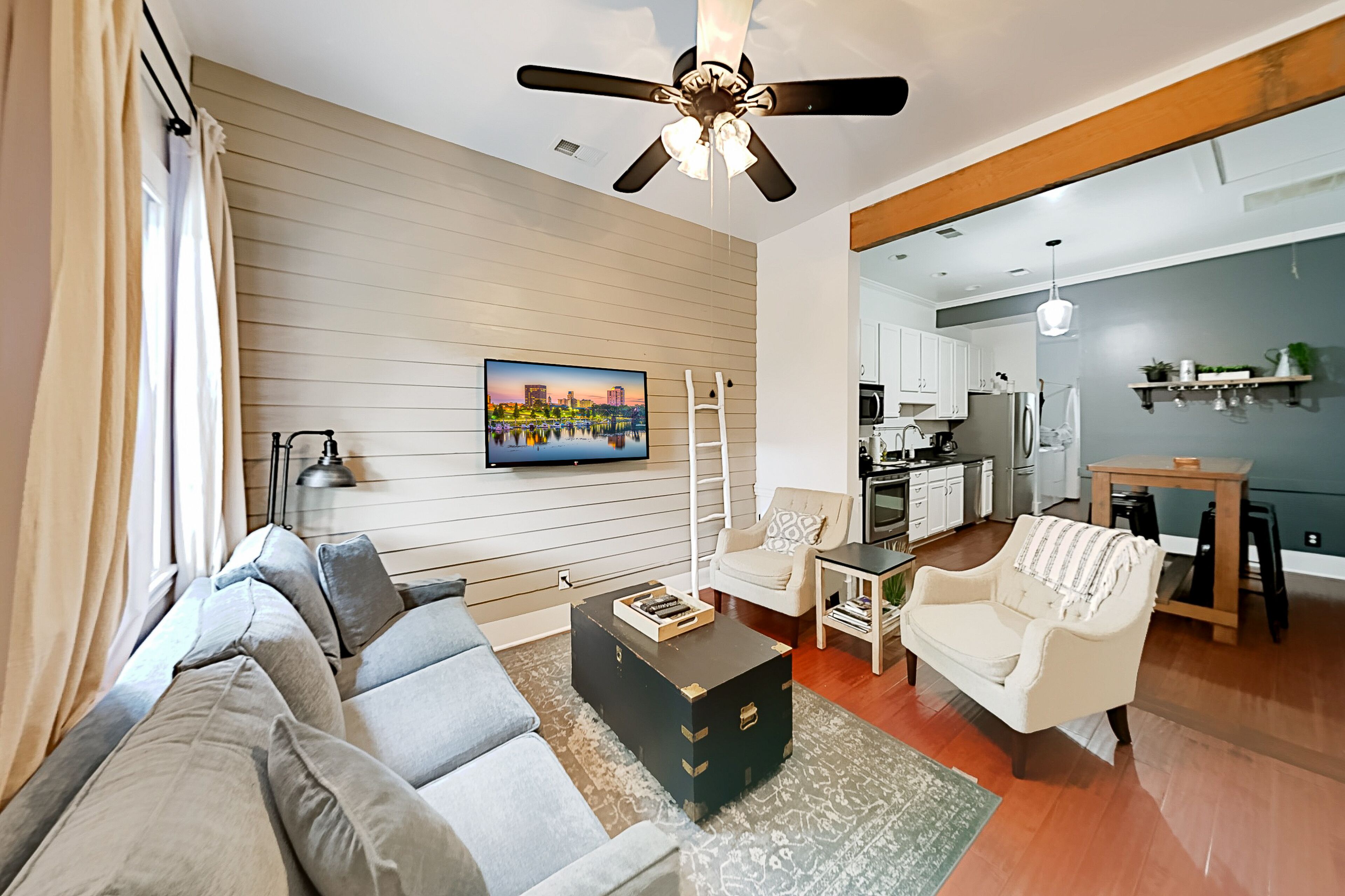 Dreamy West Victorian townhome - private patio, dogs ok, blocks to Forsyth Park