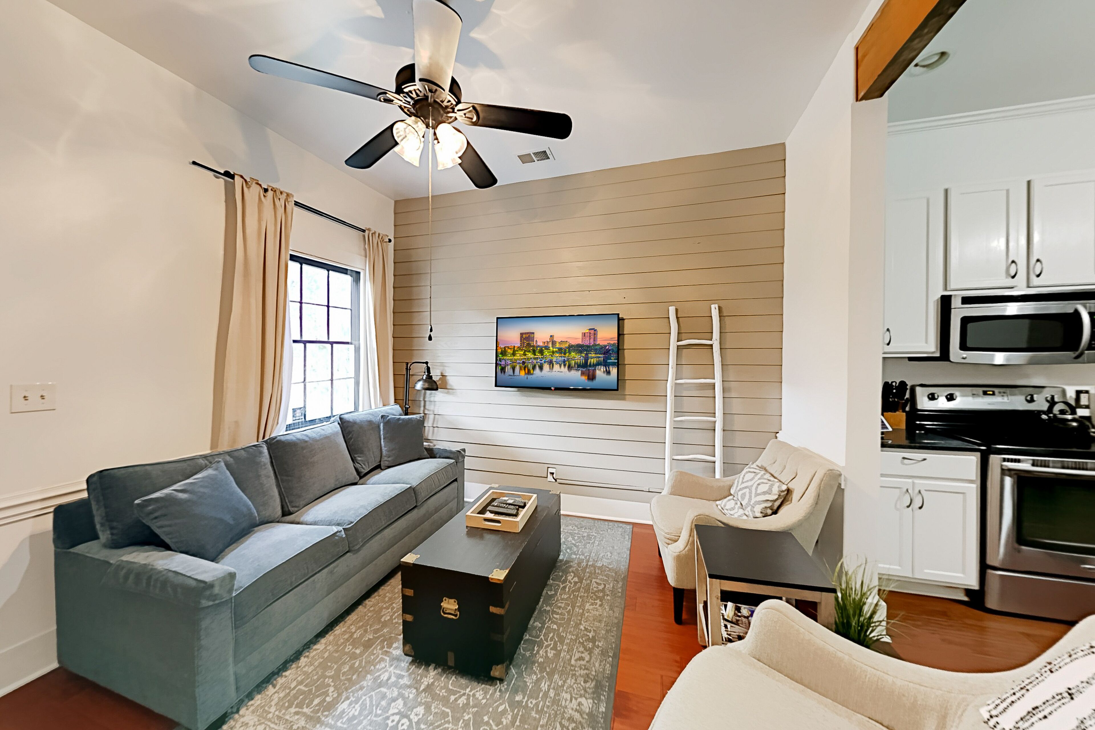 Dreamy West Victorian townhome - private patio, dogs ok, blocks to Forsyth Park