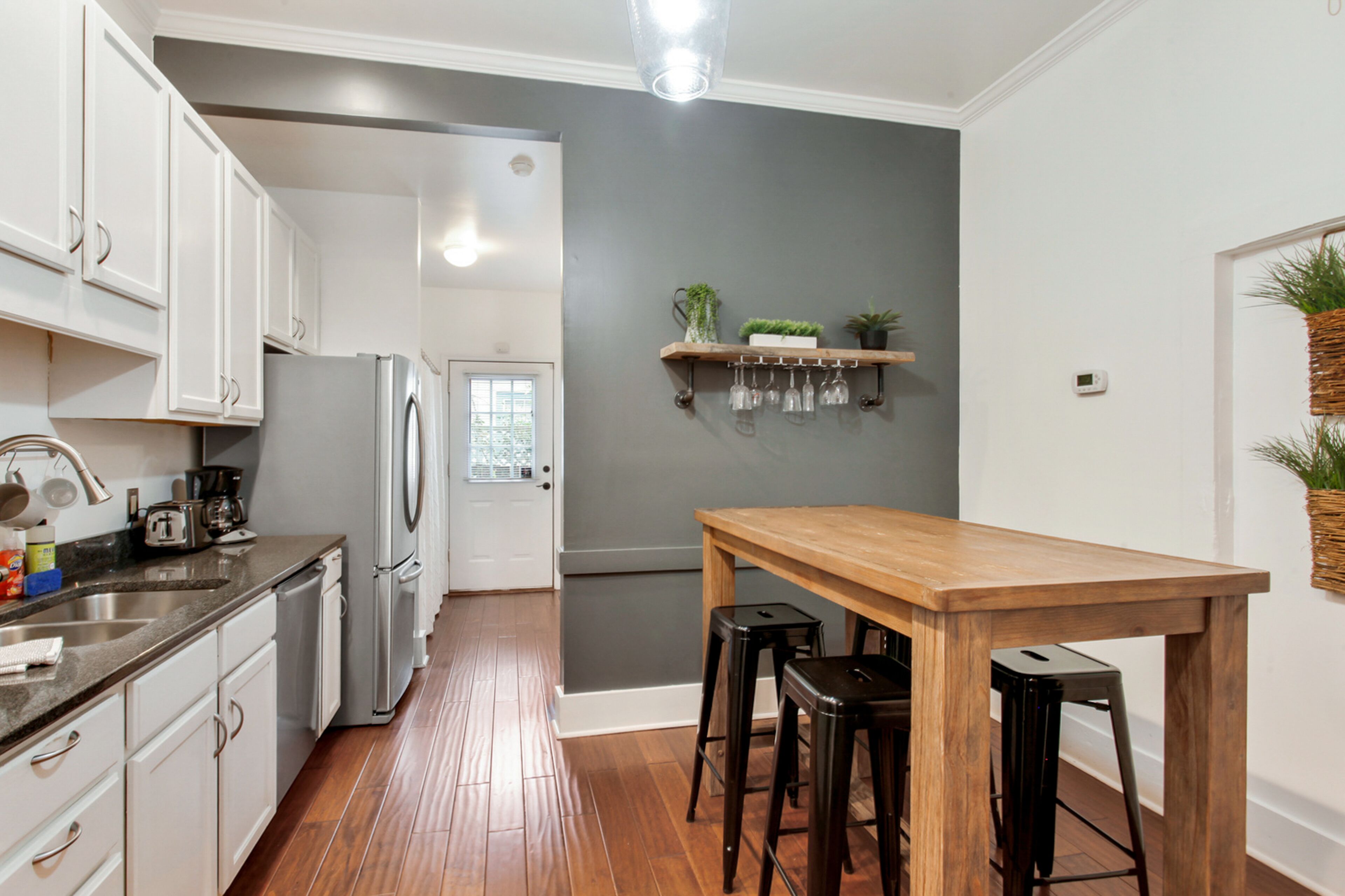 Dreamy West Victorian townhome - private patio, dogs ok, blocks to Forsyth Park