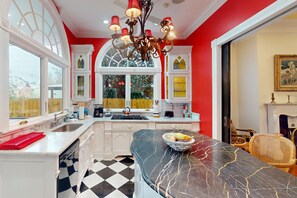 Fridge, microwave, oven, stovetop - Designer home in Historic District with upscale kitchen (Savannah)