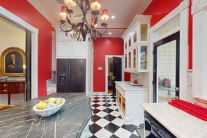 Fridge, microwave, oven, stovetop - Designer home in Historic District with upscale kitchen (Savannah)