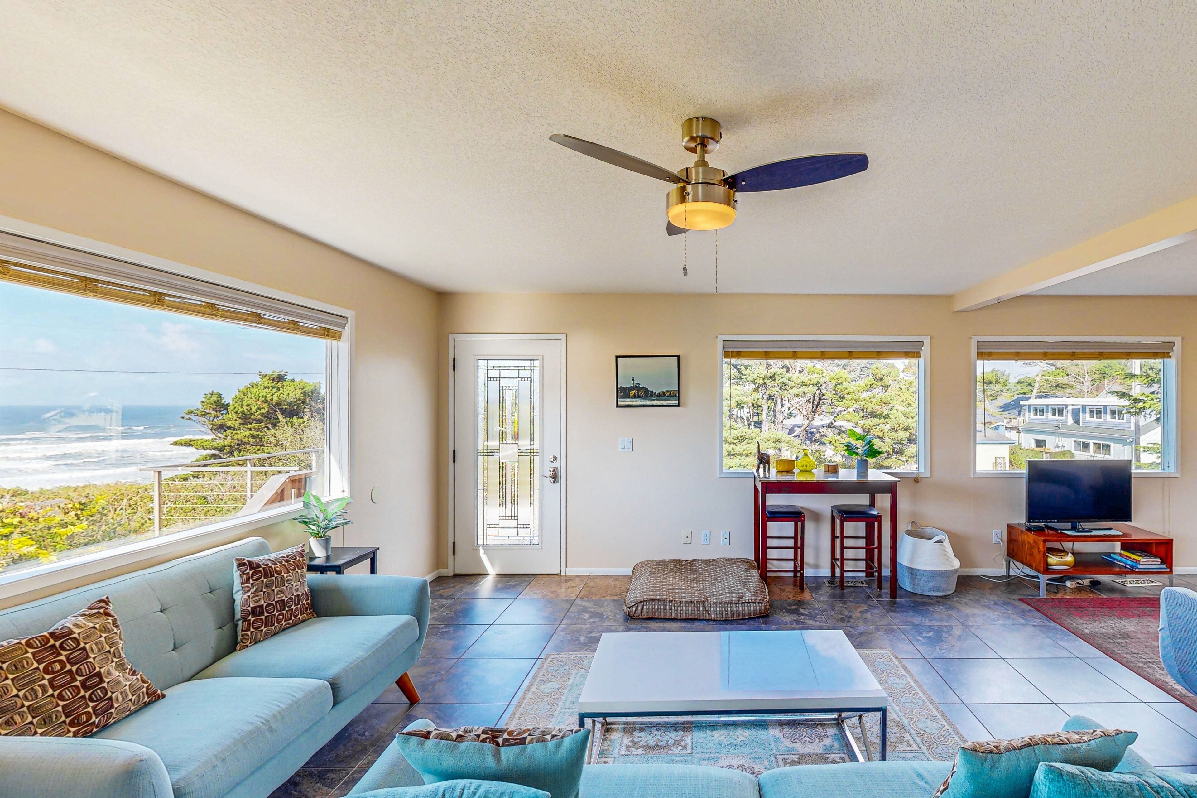 Fernseher, Kamin, DVD-Player, Stereoanlage