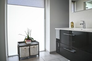 Romantic Suite, Private Bathroom, Garden View | Bathroom