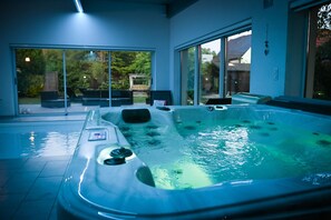 Romantic Suite, Private Bathroom, Garden View | Indoor spa tub