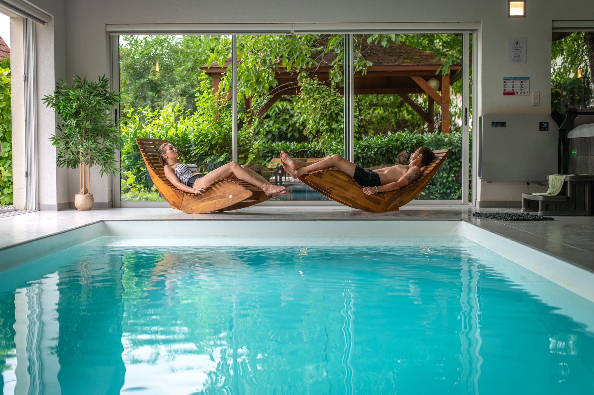 Suite romàntica, bany privat, vistes al jardí | Piscina coberta | Piscina coberta, piscina climatitzada i gandules 