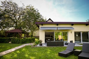 Romantik-suite - privat badeværelse - udsigt til have | Udendørsområde