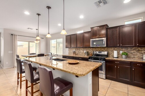 Perfect getaway for up to 6 people! 3 Heated Community Pools & Tennis court!