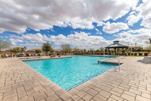 Utendørsbasseng og et oppvarmet basseng