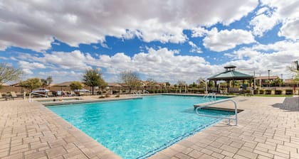 Perfect getaway for up to 6 people! 3 Heated Community Pools & Tennis court!