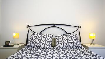 1 slaapkamer, een strijkplank/strijkijzer, gratis wifi, beddengoed