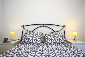 1 slaapkamer, een strijkplank/strijkijzer, gratis wifi, beddengoed