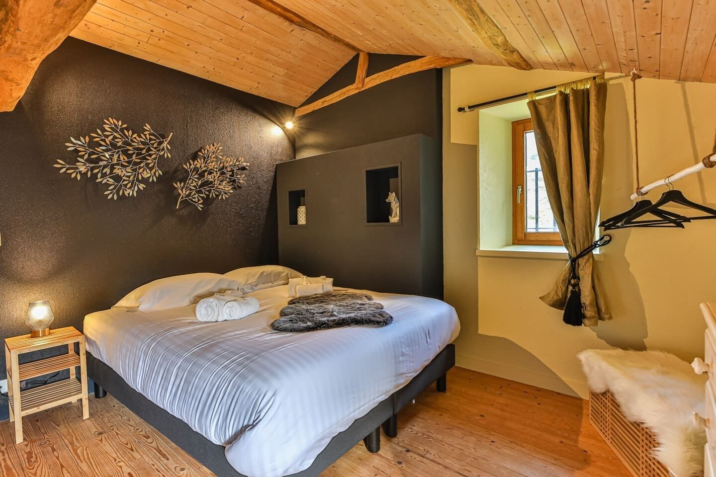 6 slaapkamers, een strijkplank/strijkijzer, wifi, beddengoed