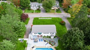 Il s’agit d’une propriété résidentielle dotée d’une grande piscine, d’un patio couvert et d’une pelouse bien entretenue.