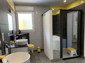 Baignoire, sĂšche-cheveux, serviettes fournies, savon
