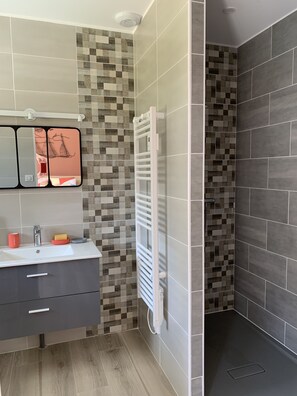 Badewanne, Haartrockner, Handtücher, Seife