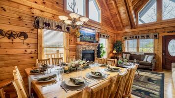 Family Cabin | Dining room