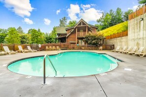 Seasonal outdoor pool - Smoky Sunset Vista w HotTub Pool M View (Sevierville)