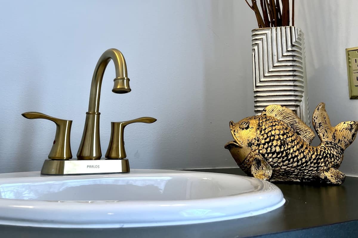 superior room, king bed with fireplace/jacuzzi | 4 bedrooms, free wifi, bed sheets