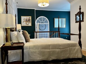 Superior Room, King Bed with Fireplace/Jacuzzi | 4 bedrooms, free WiFi, bed sheets