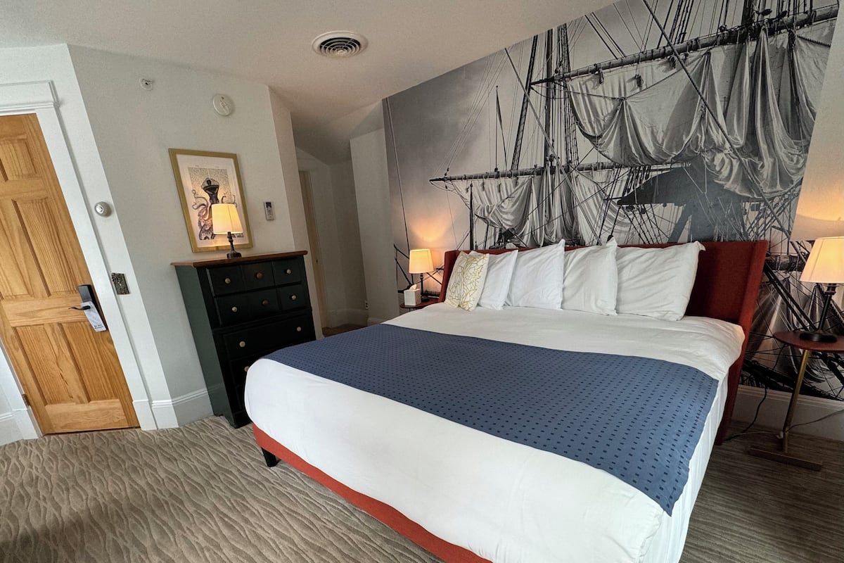 Classic Room, 1 King Bed | Free WiFi, bed sheets