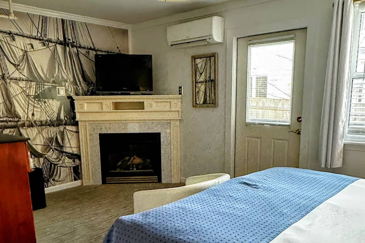 Signature Room, King Bed with Fireplace | 4 bedrooms, free WiFi, bed sheets