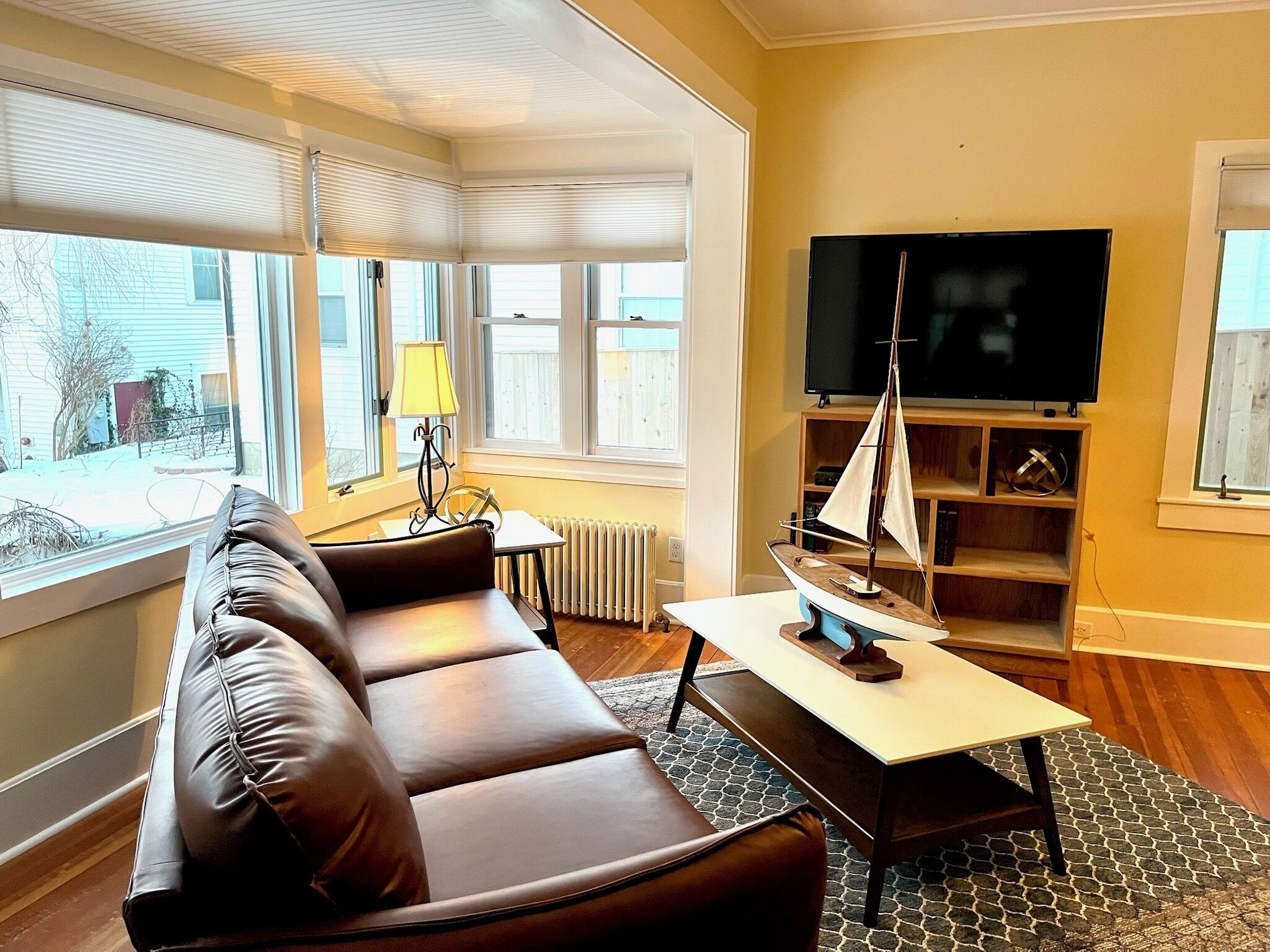 Hus | Opholdsområde | 32-tommers fladskærms-tv med kabelkanaler, tv, streamingtjenester