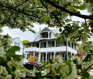 Front of property - Queen Anne's Revenge (Bar Harbor)
