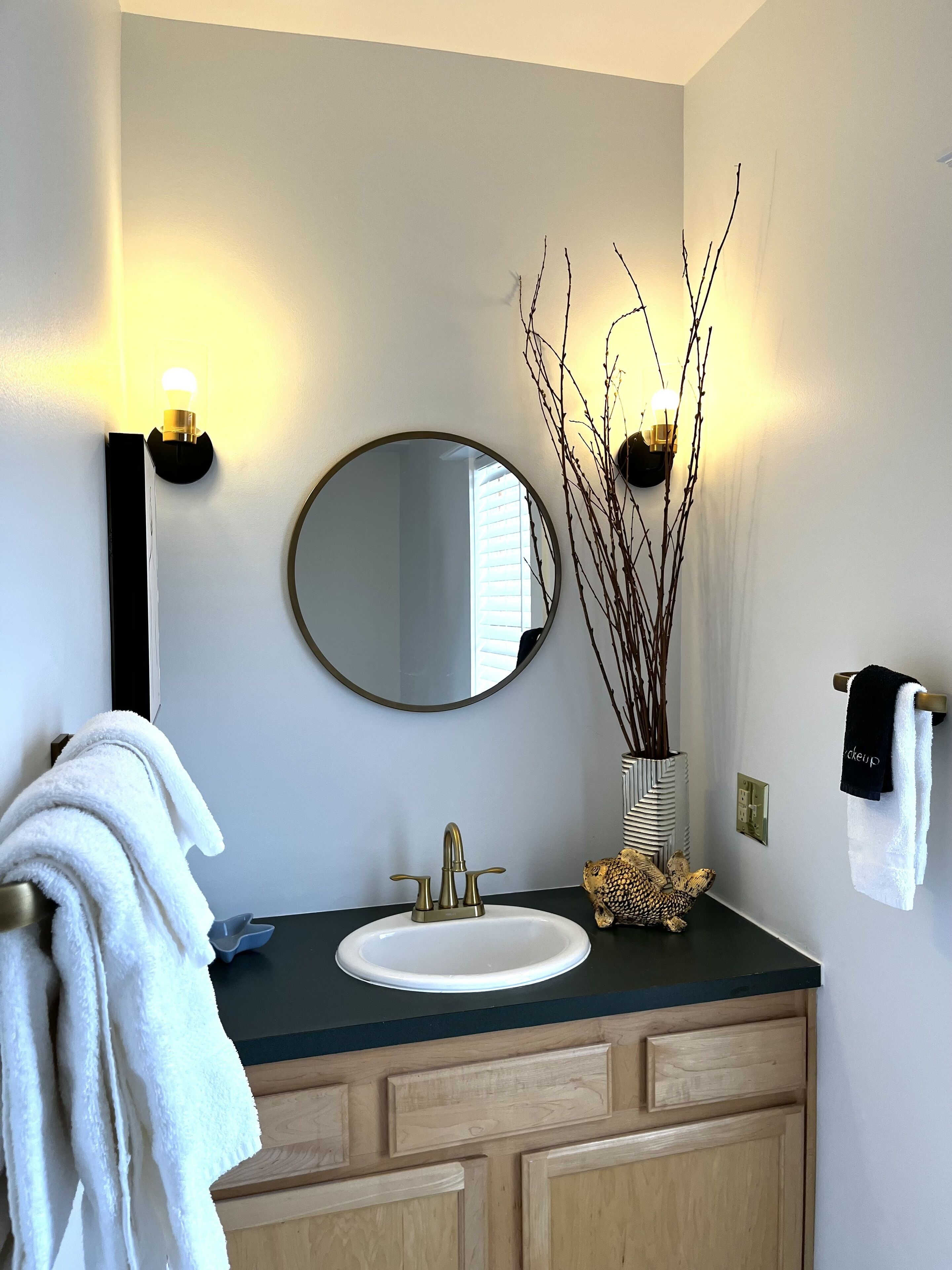 basic room | bathroom | free toiletries, hair dryer, towels, soap