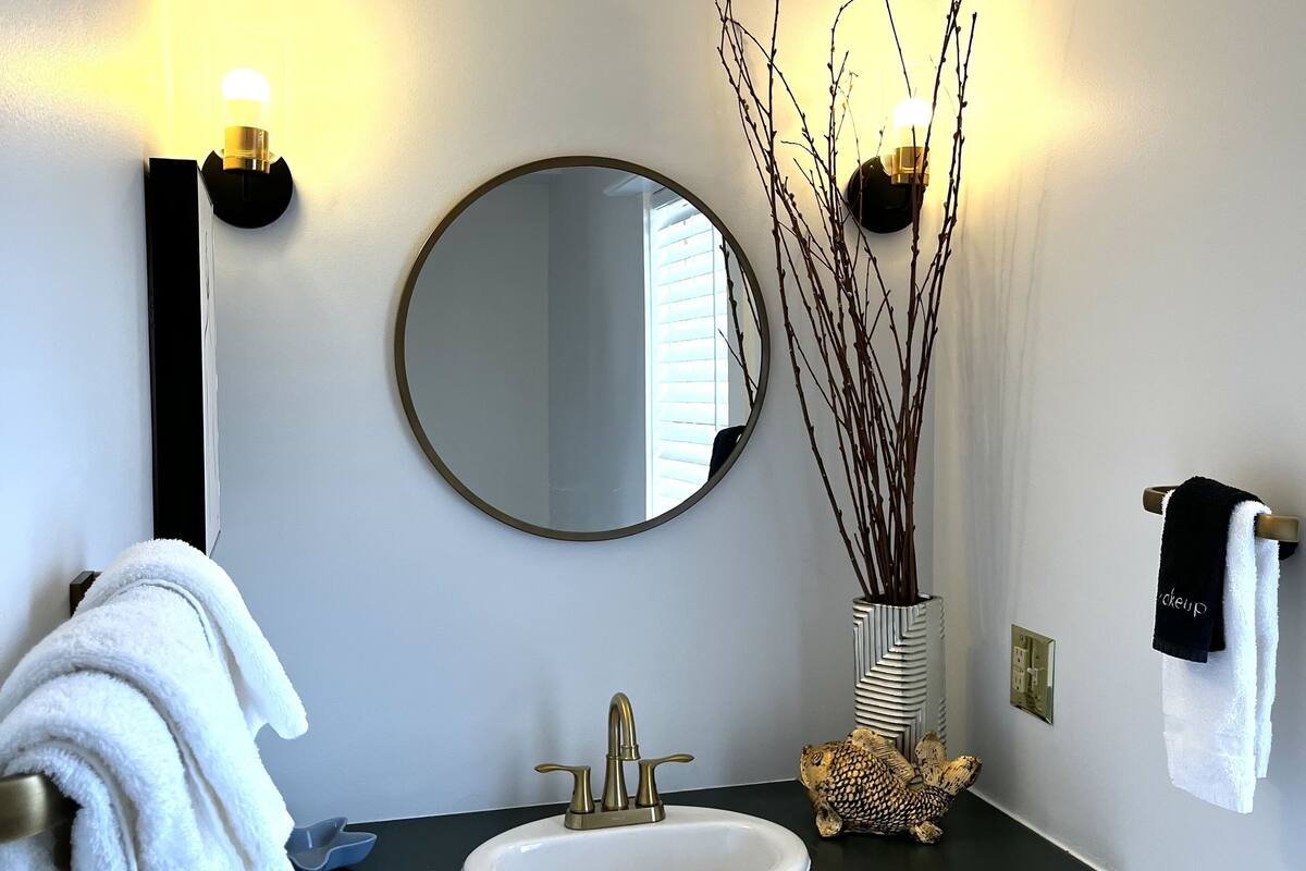 basic room | bathroom | free toiletries, hair dryer, towels, soap