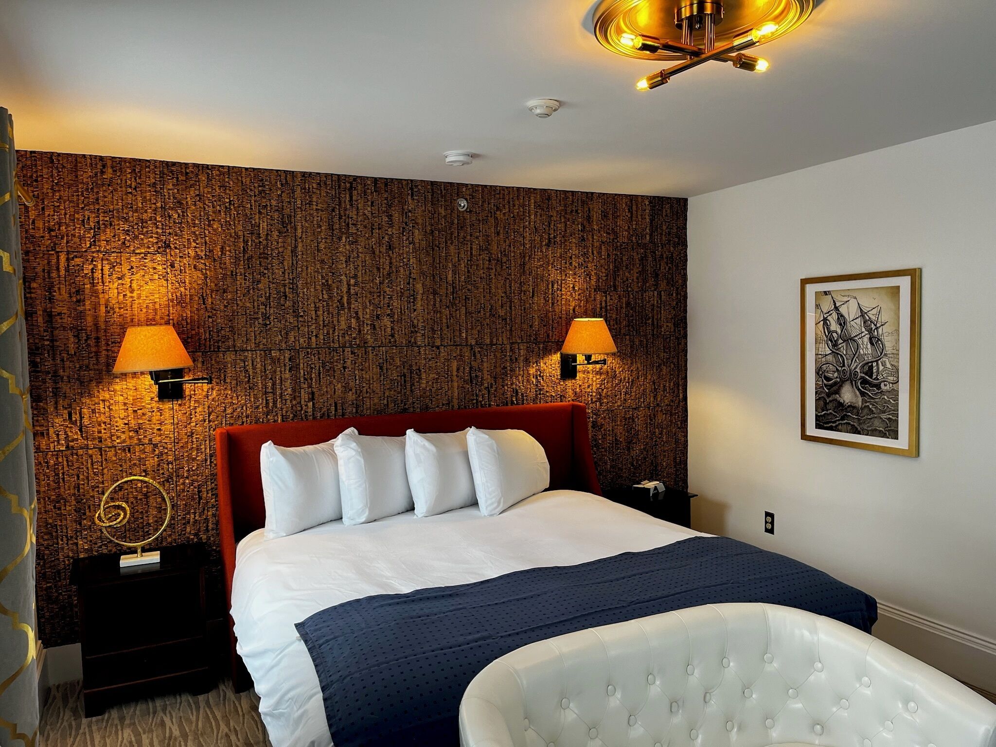 Superior Room, King Bed with Fireplace/Jacuzzi | Truy cập Internet không dây miễn phí, bộ trải giường 