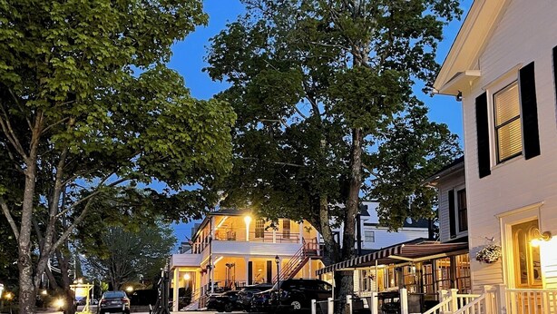 A two-story building with a balcony and a covered patio area. - Queen Anne's Revenge (Bar Harbor)
